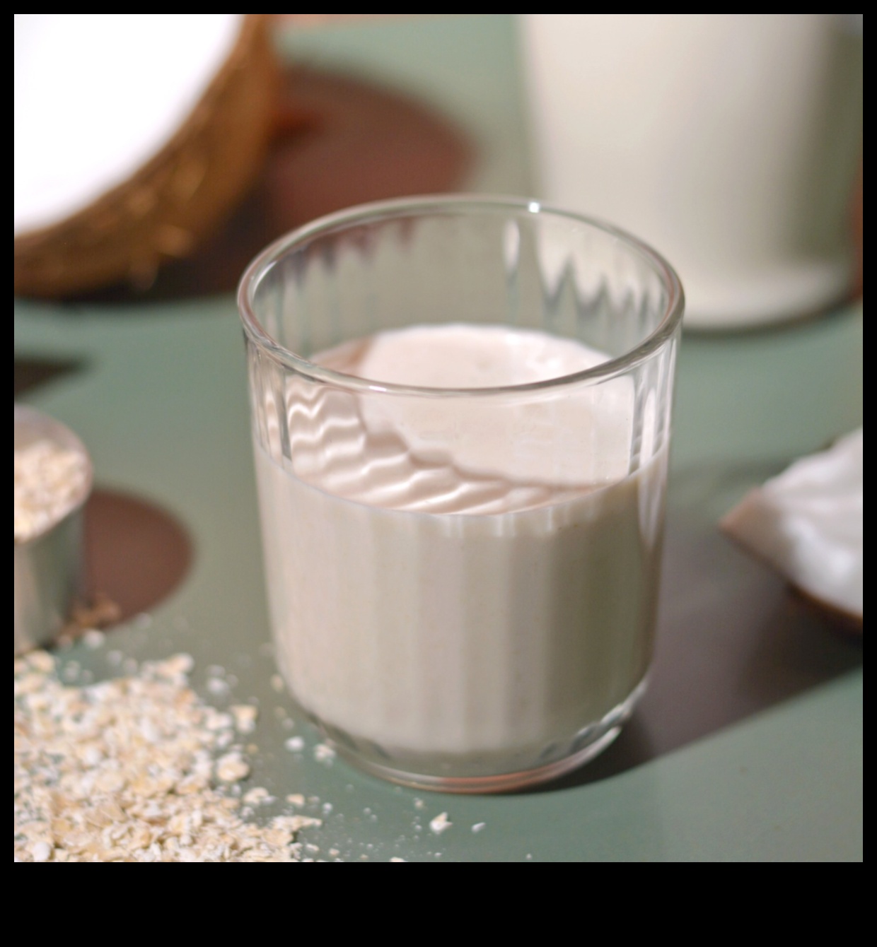 فرحة الصباح: احتساء حليب الشوفان الكريمي والنقي