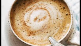 فرحة الصباح: احتساء حليب الشوفان الكريمي والنقي