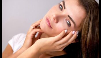 تخصيص روتينك: تصميم العناية بالبشرة حسب نوع بشرتك الفريد