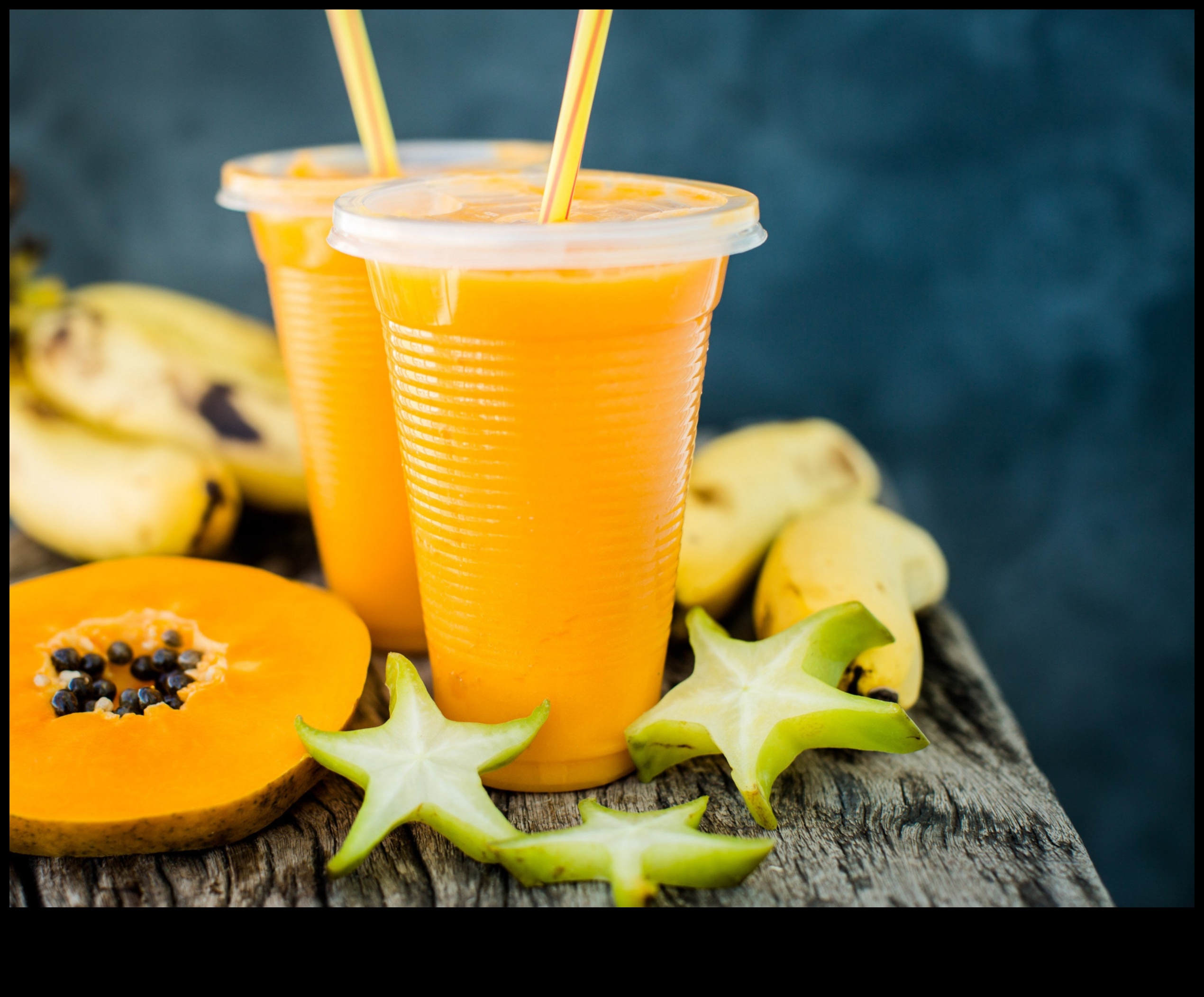 الأناقة الاستوائية: احتساء عصائر الفاكهة الطازجة الرائعة بأناقة