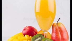 الأناقة الاستوائية: احتساء عصائر الفاكهة الطازجة الرائعة بأناقة