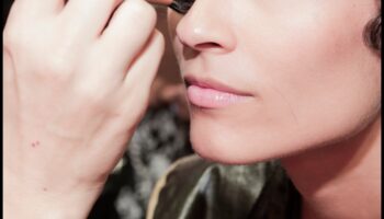 قوة الدقة: إتقان تقنيات الماكياج اللامع للحصول على نتائج خالية من العيوب