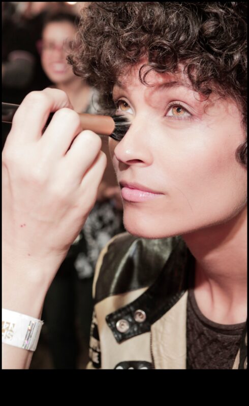 قوة الدقة: إتقان تقنيات الماكياج اللامع للحصول على نتائج خالية من العيوب