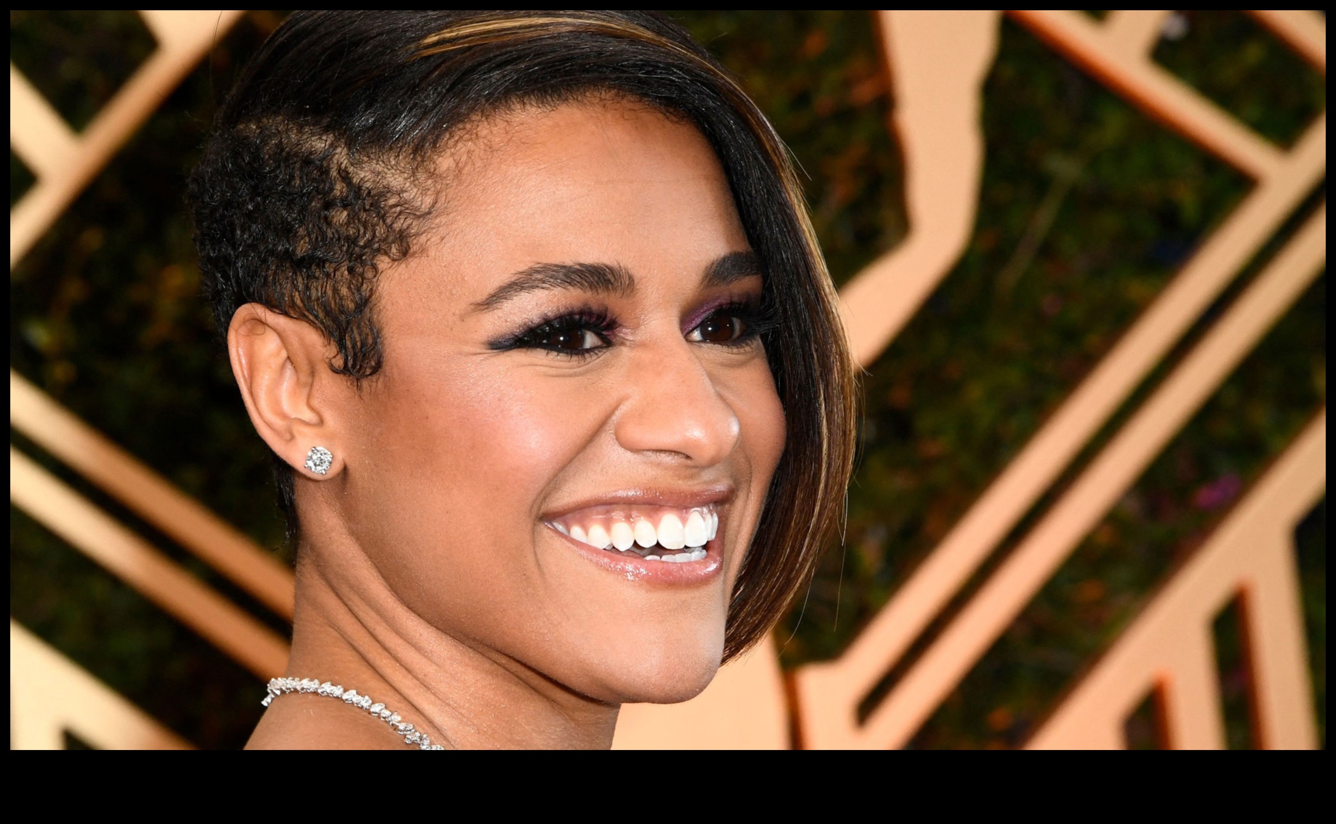 السجادة الحمراء جاهزة: تحقيق التألق على أعلى مستوى باستخدام تقنيات مكياج المساء