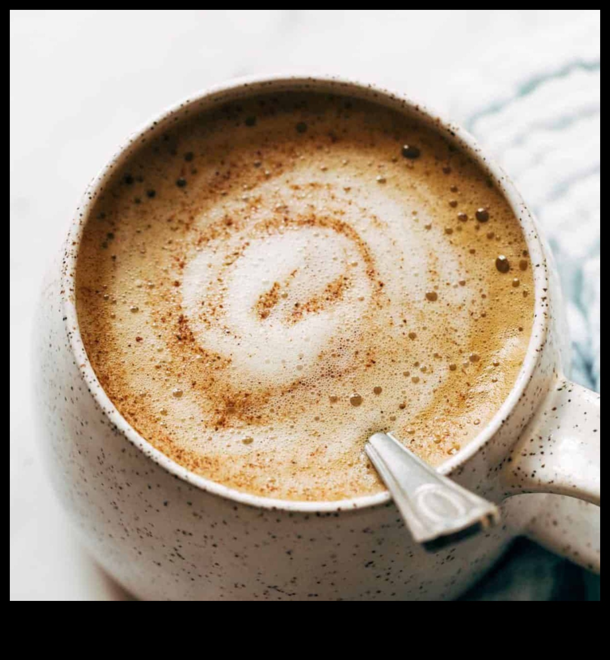 فرحة الصباح: احتساء حليب الشوفان الكريمي والنقي